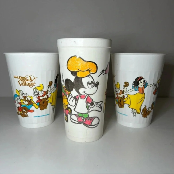 Vintage Mickey Mouse/Disney Plastic Cup Cookout ScenePlus the 7 dwarfs - 3 cups - Picture 1 of 10